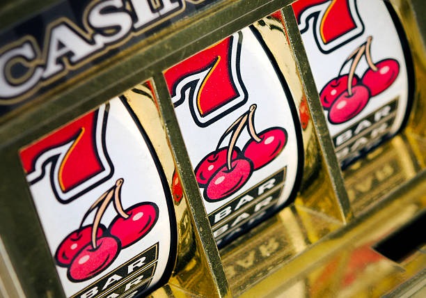 Ceme Online hand settlement screen showing winner determination and payout on slot singapore